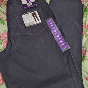 Bandolino Amy Straight Leg Jeans in Black